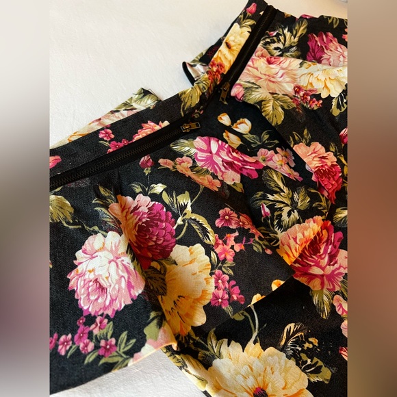 Unique FLORAL PEPLUM MINI SKIRT🌺 - Picture 2 of 13